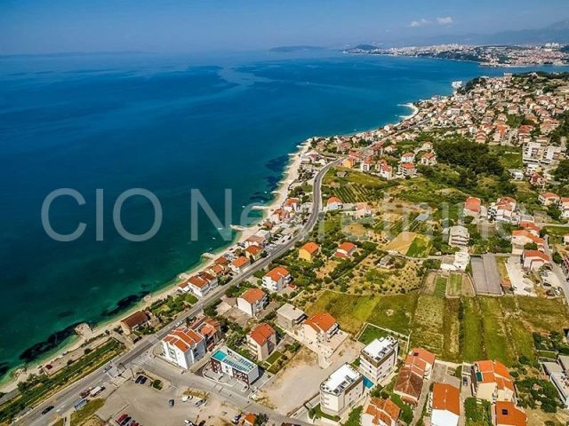Land for sale 800 m² – Podstrana