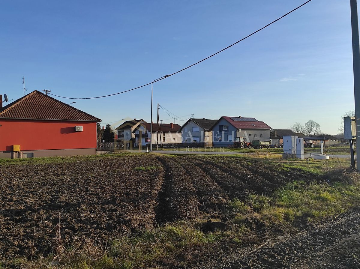 Pozemok Na predaj - OSJEČKO-BARANJSKA VALPOVO