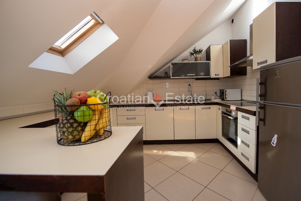 Appartement À louer - Splitsko-dalmatinska Split - foto 1/5