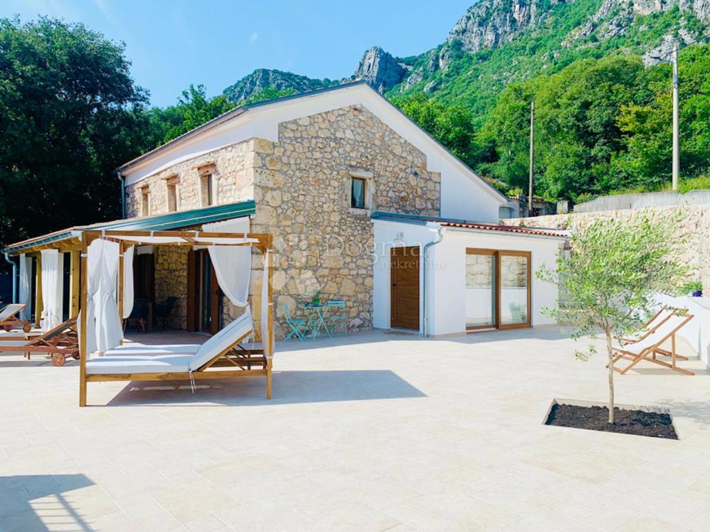 Hiša Na predaj - PRIMORSKO-GORANSKA VINODOLSKA OPĆINA