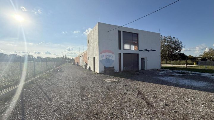 Lokal użytkowy Na sprzedaż RUGVICA