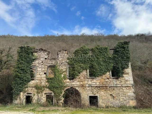 Kuća na prodaju 300 m² – Buzet