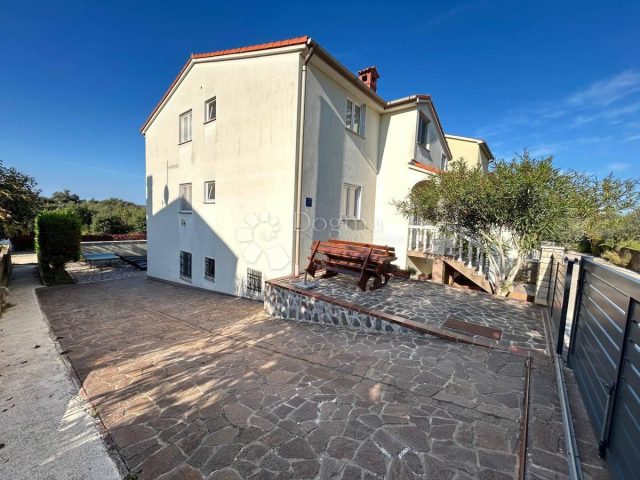 Kuća na prodaju 380 m² – Pula