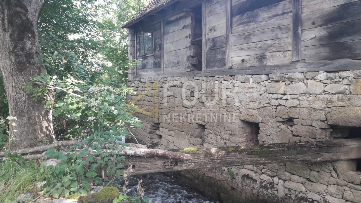 Hiša Na predaj - KARLOVAČKA SLUNJ