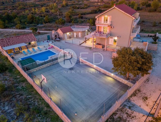 Dům na prodej 300 m² – Benkovac