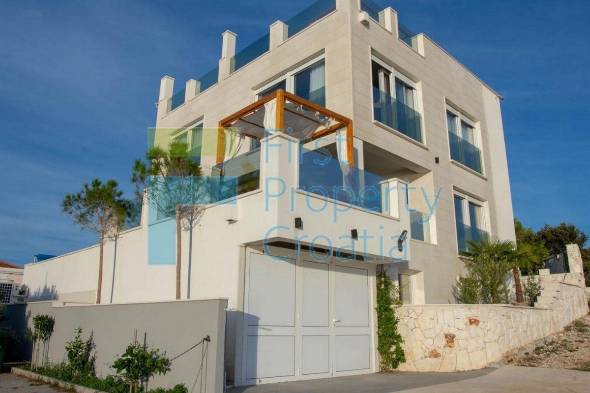 Haus Zu verkaufen - ŠIBENSKO-KNINSKA ROGOZNICA
