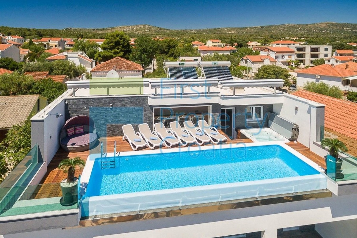 Casa In vendita - ŠIBENSKO-KNINSKA ROGOZNICA