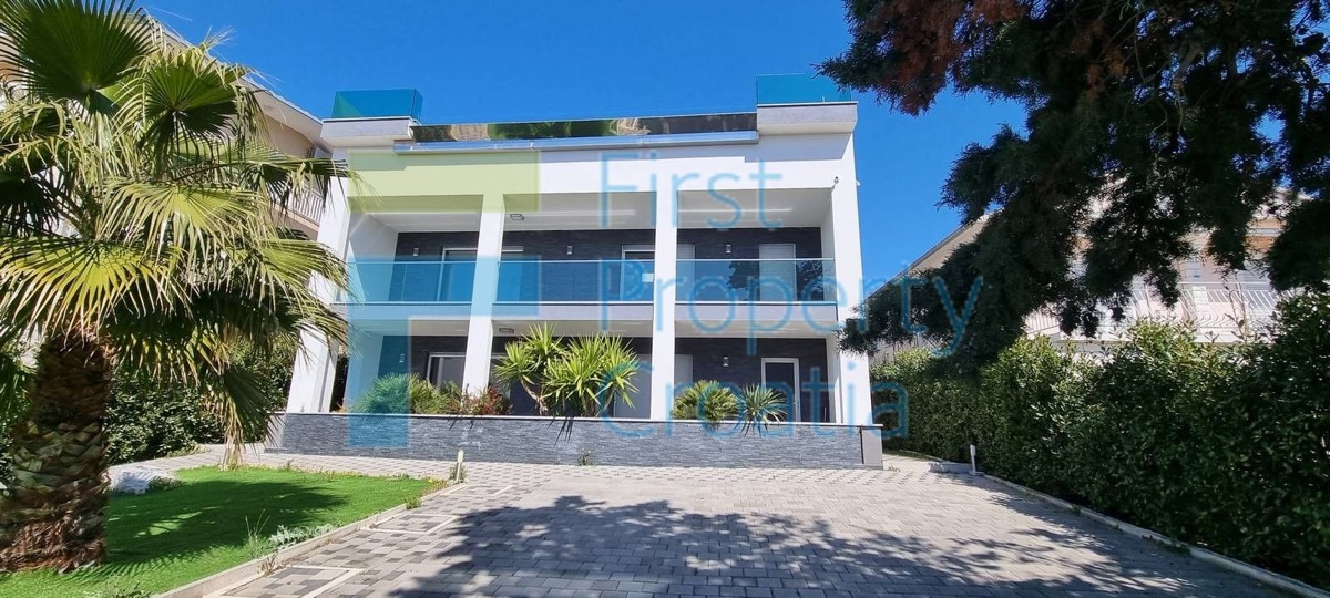 Casa In vendita - ŠIBENSKO-KNINSKA ROGOZNICA