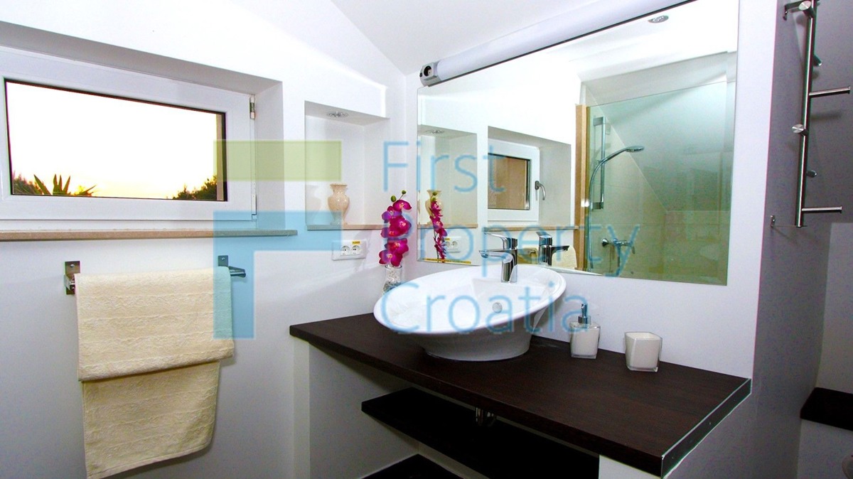 House For sale - SPLITSKO-DALMATINSKA BRAČ