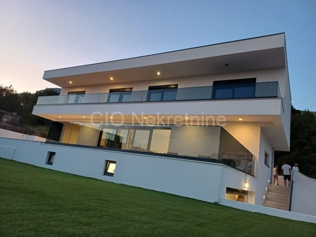 Dům k pronájmu 239 m² – Kaštela