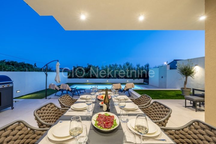 Dům k pronájmu 275 m² – Kaštela