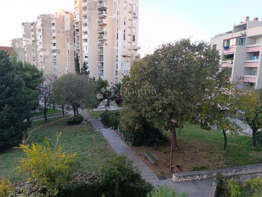 Mieszkanie Na sprzedaż - SPLITSKO-DALMATINSKA SPLIT