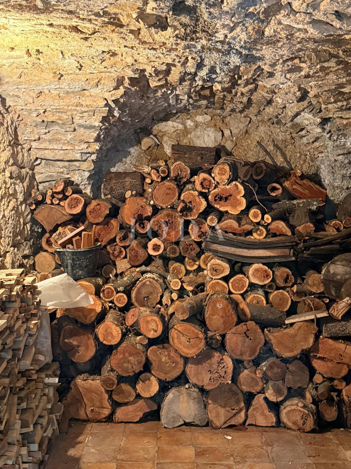 Hiša Na predaj - PRIMORSKO-GORANSKA VINODOLSKA OPĆINA