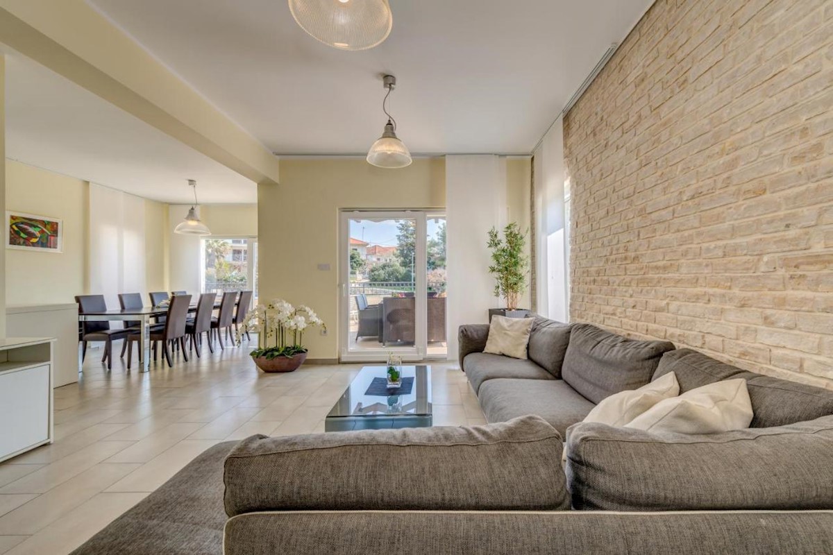 Haus Zu verkaufen - ŠIBENSKO-KNINSKA ROGOZNICA