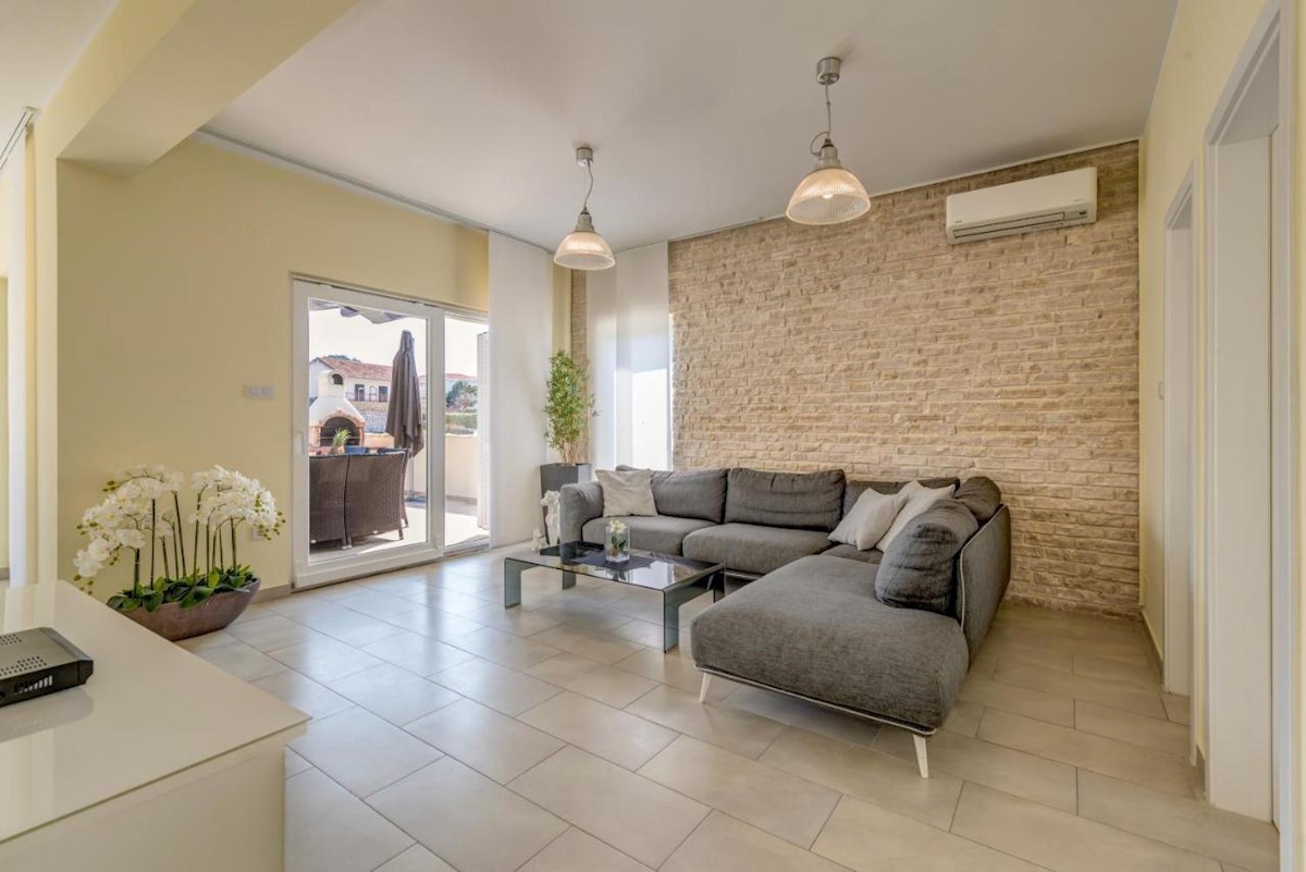 Haus Zu verkaufen - ŠIBENSKO-KNINSKA ROGOZNICA