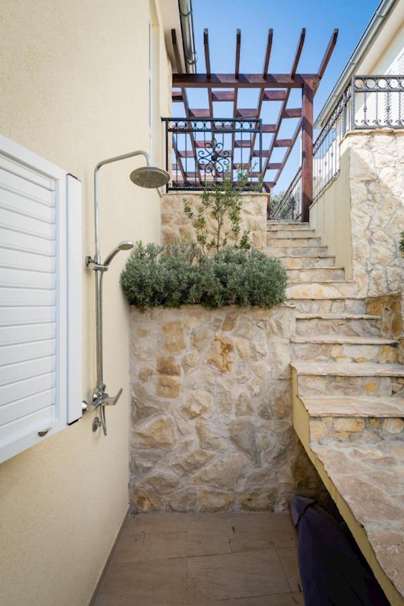 Haus Zu verkaufen - ŠIBENSKO-KNINSKA ROGOZNICA
