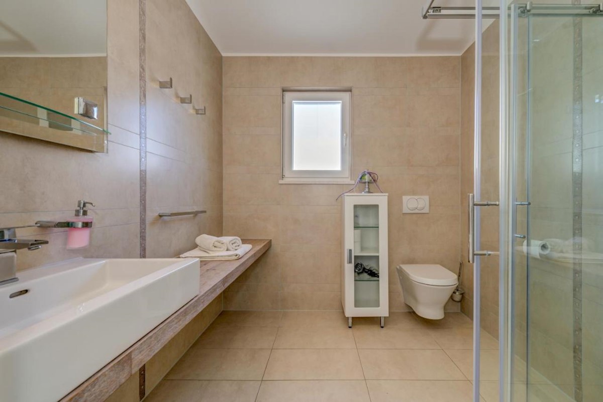 Haus Zu verkaufen - ŠIBENSKO-KNINSKA ROGOZNICA