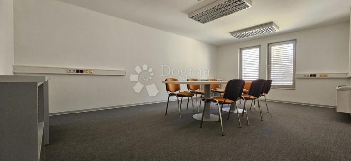 Lokal użytkowy do wynajęcia 236 m² – Pula