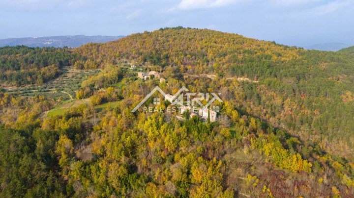 Zemljište na prodaju 3733 m² – Motovun