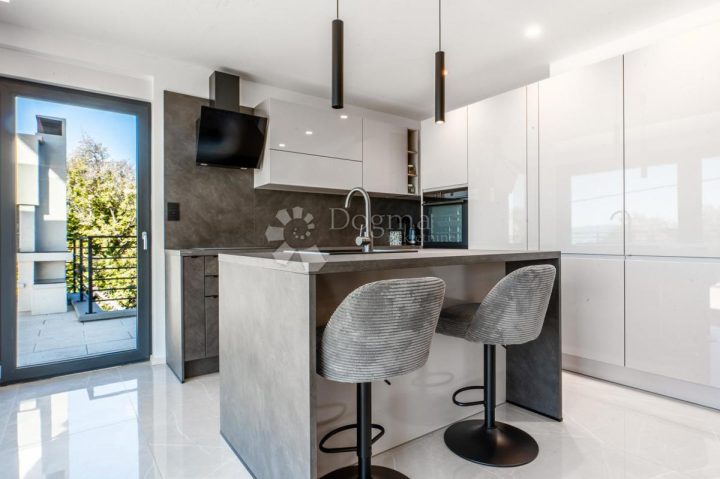 Flat for sale 252 m² – Kostrena