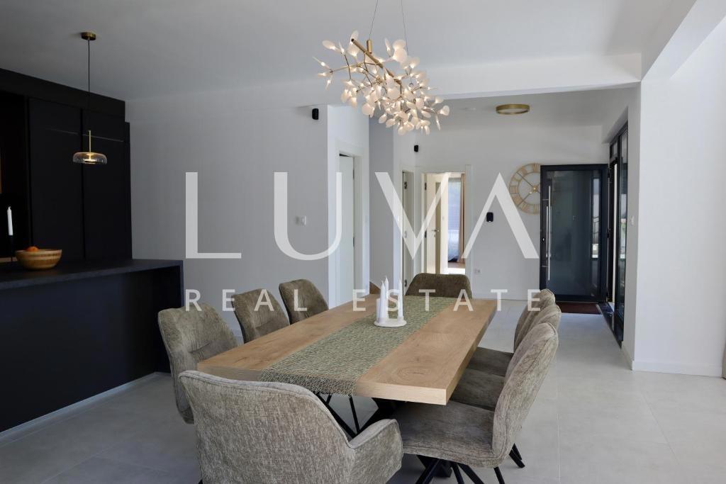 House For sale - SPLITSKO-DALMATINSKA ŠOLTA