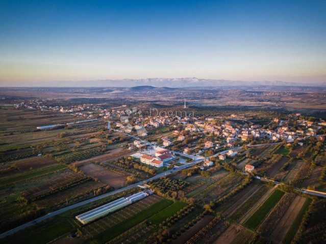 Działka na sprzedaż 2456 m² – Polača