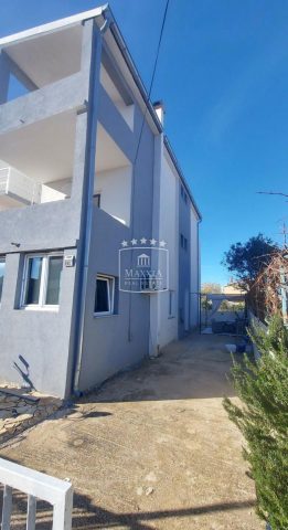Kuća na prodaju 240 m² – Vrsi