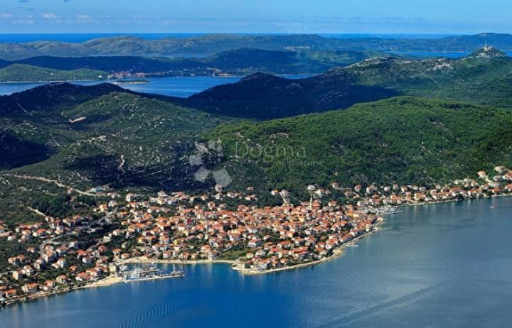 Land for sale 1000 m² – Ugljan