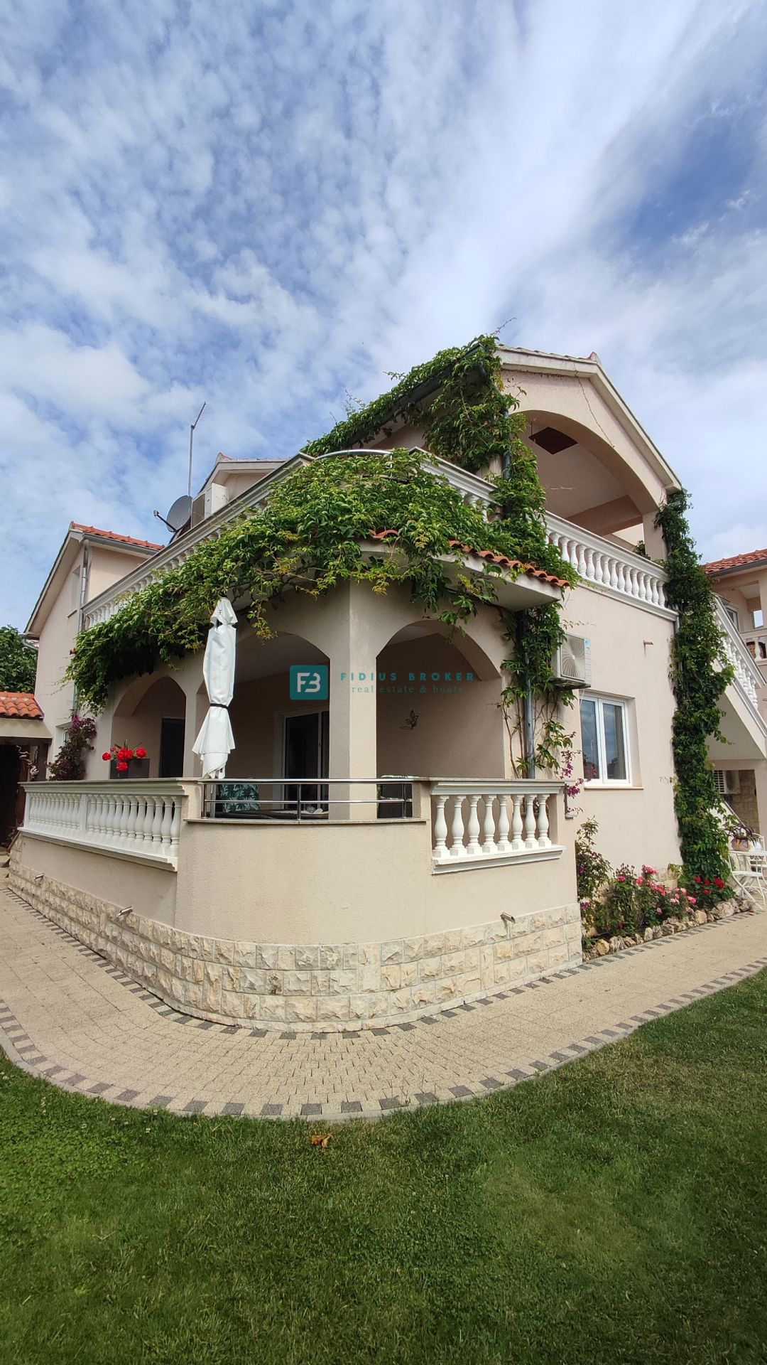 House For sale - ŠIBENSKO-KNINSKA VODICE