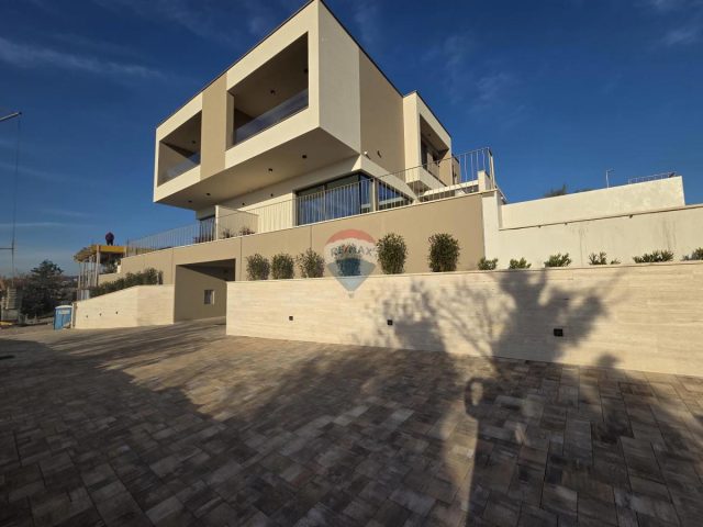 Flat for sale 305 m² – Kostrena