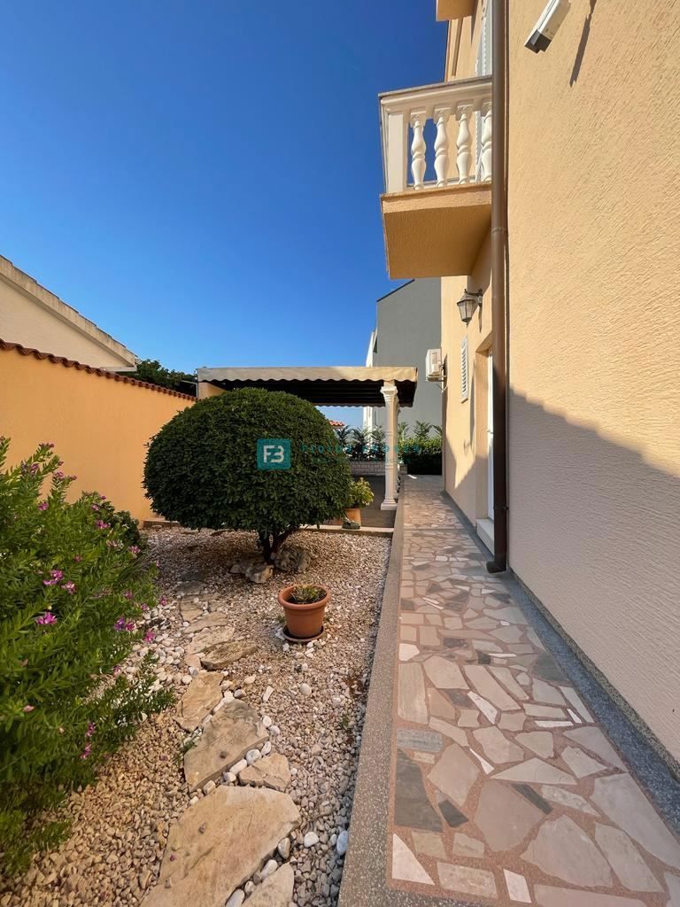 Dom Na predaj - ŠIBENSKO-KNINSKA VODICE