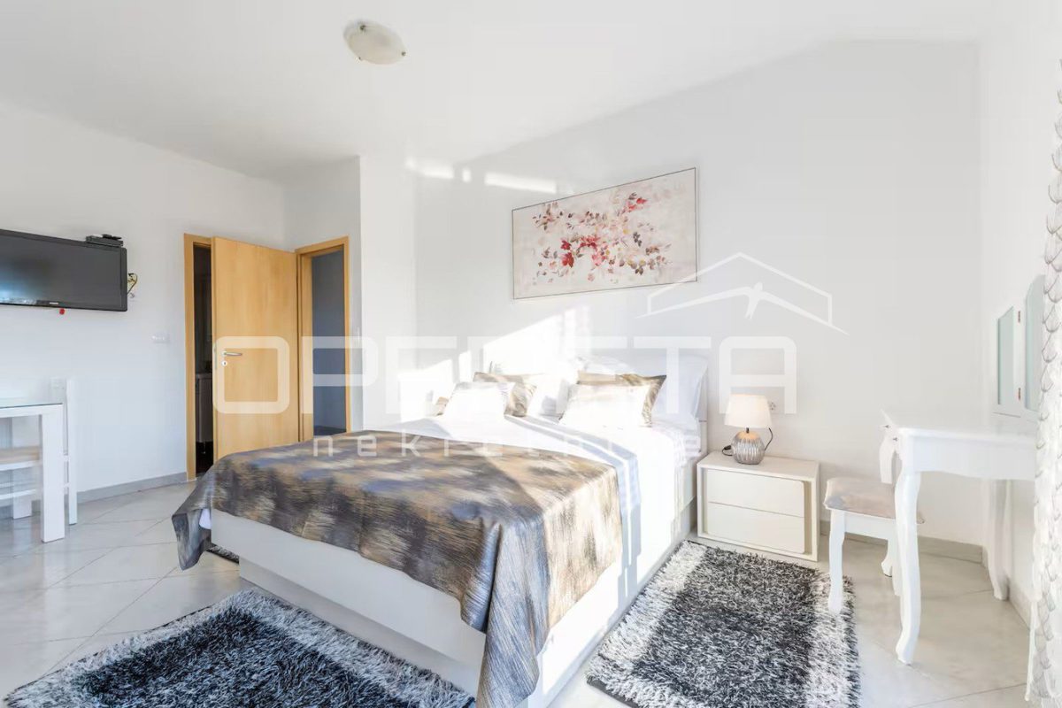 Haus Zu verkaufen - ŠIBENSKO-KNINSKA ROGOZNICA