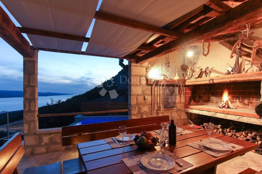 House For sale - SPLITSKO-DALMATINSKA BAŠKA VODA