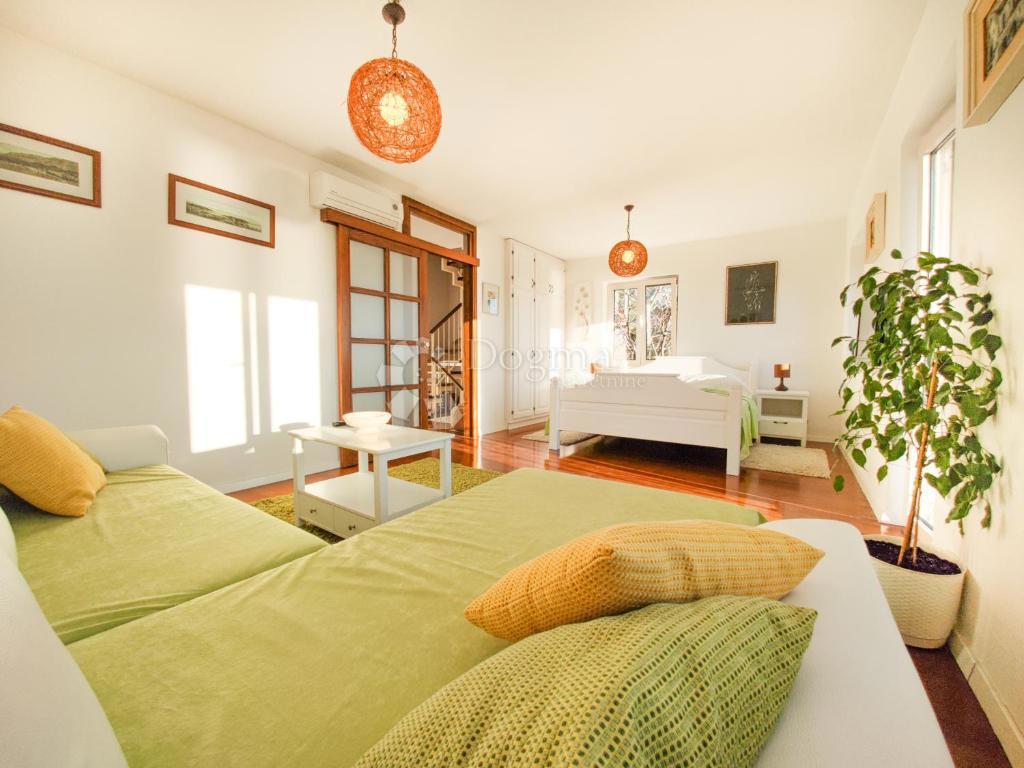 House For sale - SPLITSKO-DALMATINSKA BAŠKA VODA