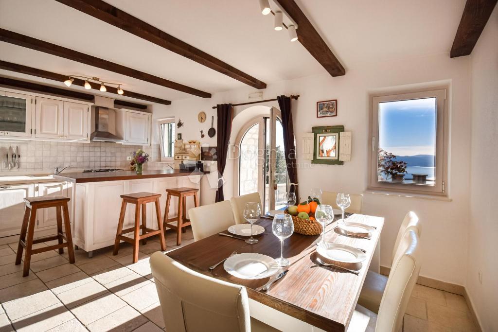 House For sale - SPLITSKO-DALMATINSKA BAŠKA VODA