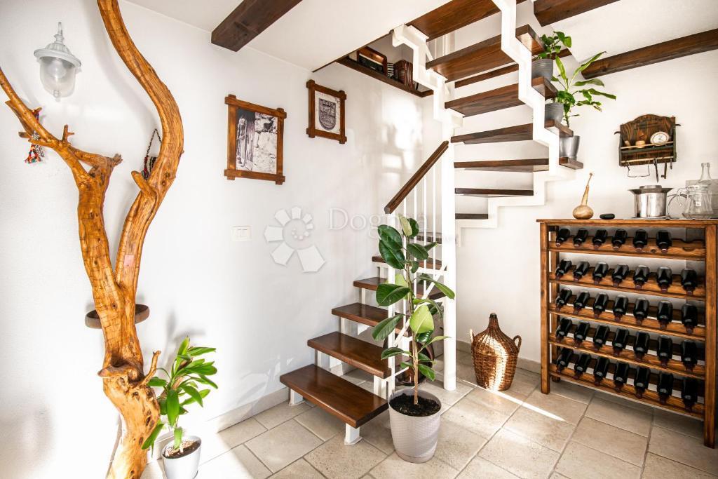 House For sale - SPLITSKO-DALMATINSKA BAŠKA VODA