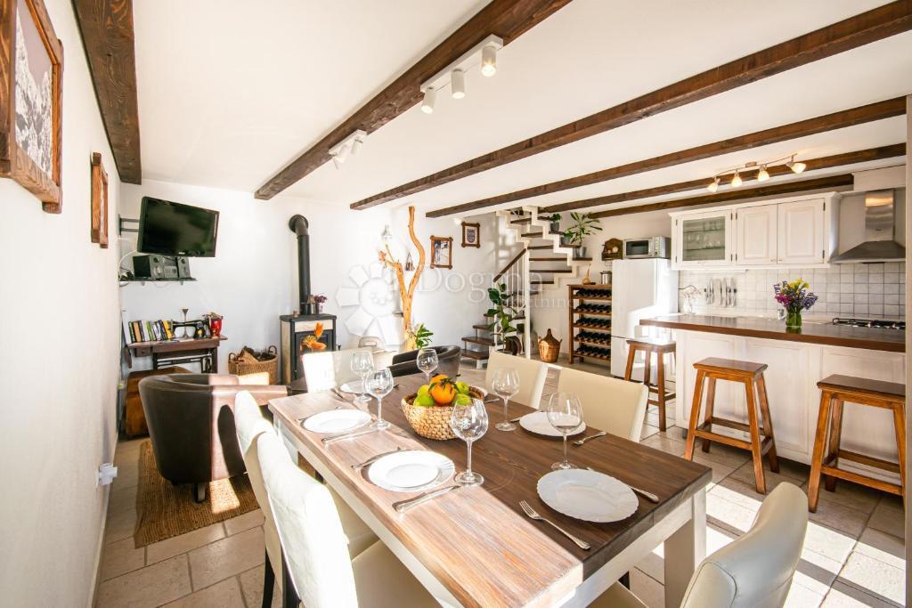House For sale - SPLITSKO-DALMATINSKA BAŠKA VODA