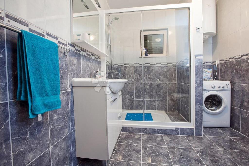 House For sale - SPLITSKO-DALMATINSKA BAŠKA VODA