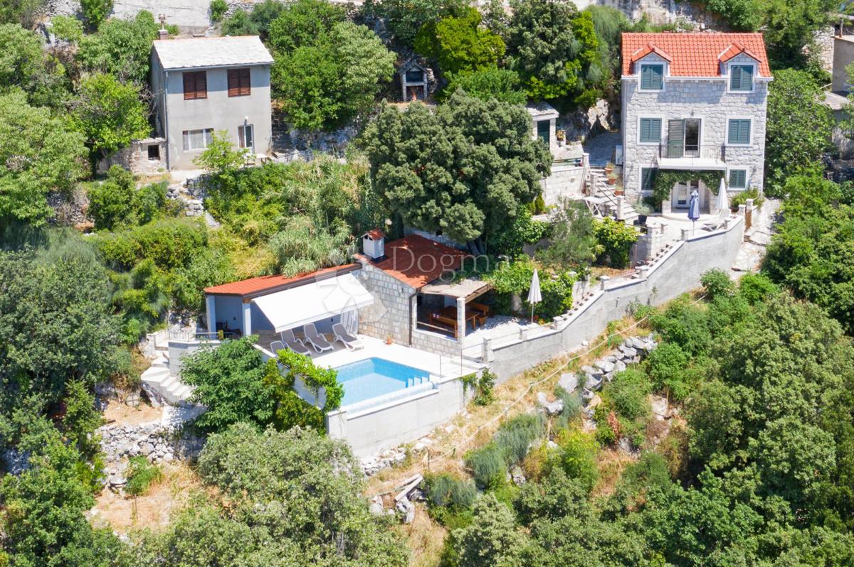 House For sale - SPLITSKO-DALMATINSKA BAŠKA VODA