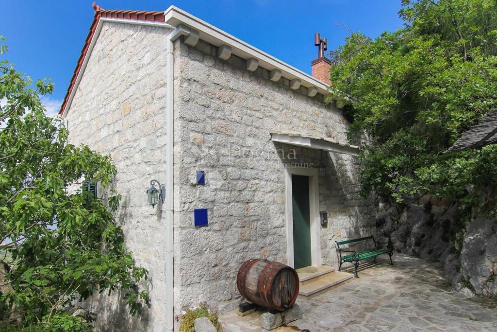 House For sale - SPLITSKO-DALMATINSKA BAŠKA VODA