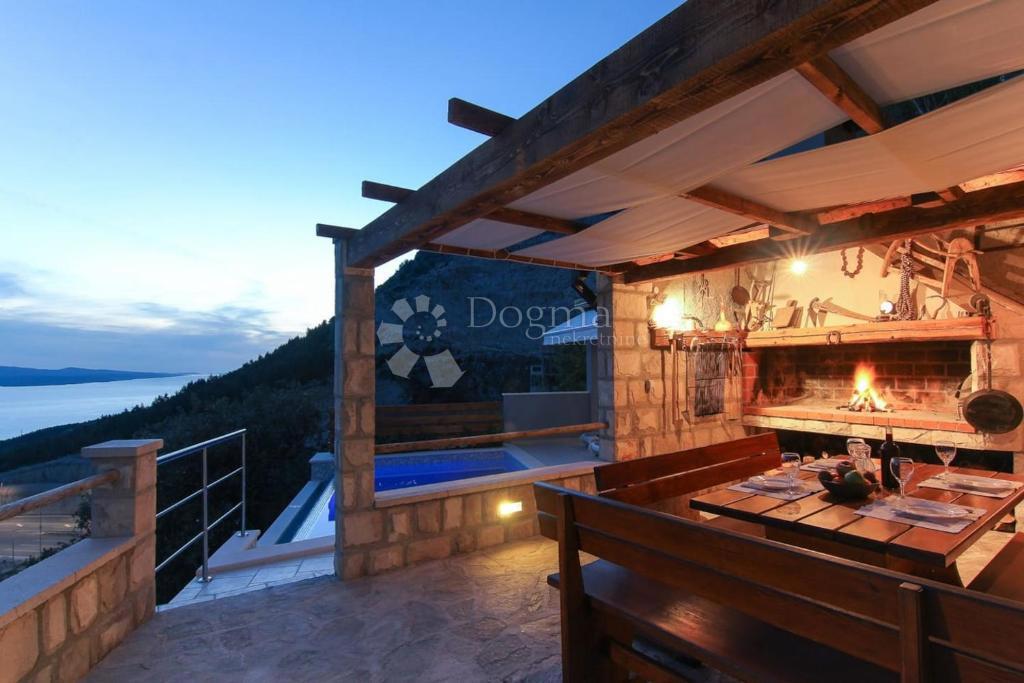 House For sale - SPLITSKO-DALMATINSKA BAŠKA VODA