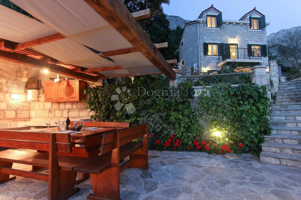 House For sale - SPLITSKO-DALMATINSKA BAŠKA VODA