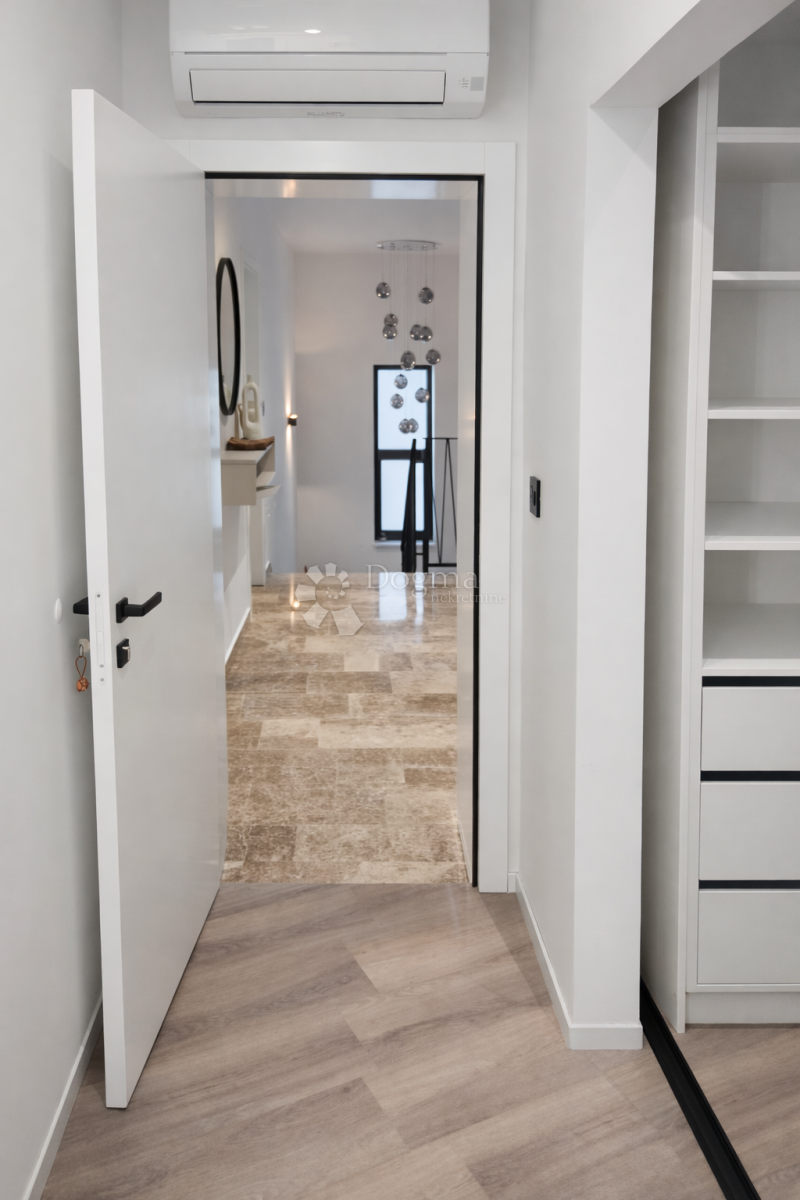 House For sale - SPLITSKO-DALMATINSKA BAŠKA VODA