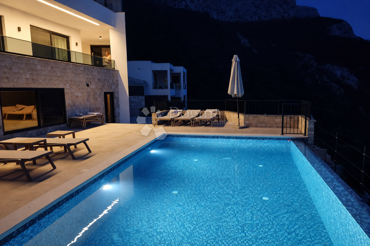 House For sale - SPLITSKO-DALMATINSKA BAŠKA VODA