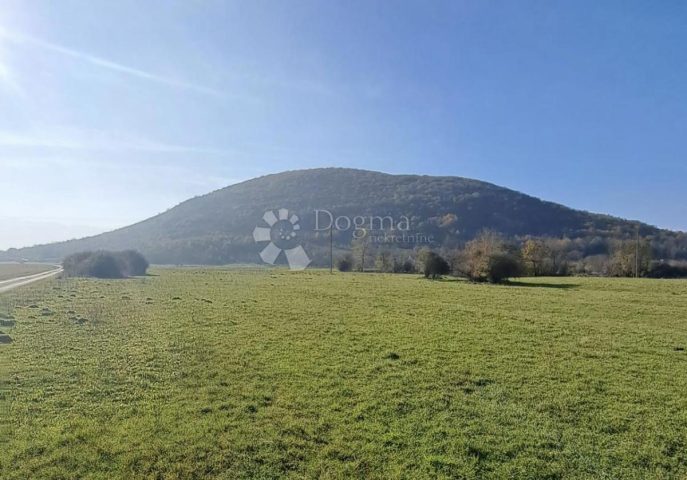 Terrain à vendre 10000 m² – Lovinac