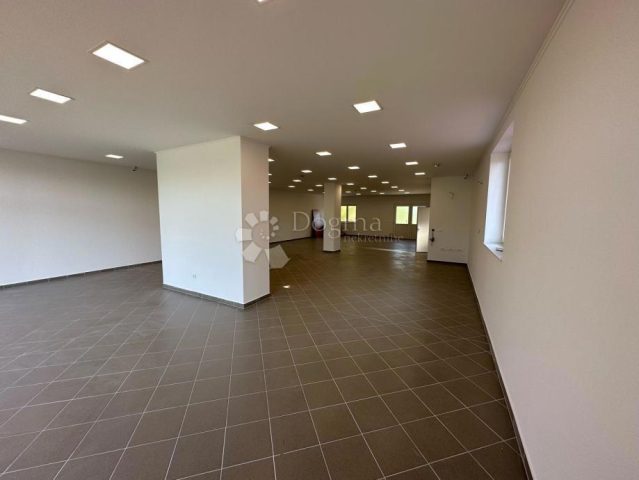 Commerciale da affittare 166 m² – Čepin