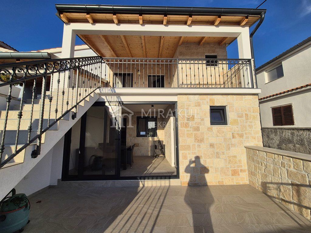 Maison À louer - ŠIBENSKO-KNINSKA MURTER