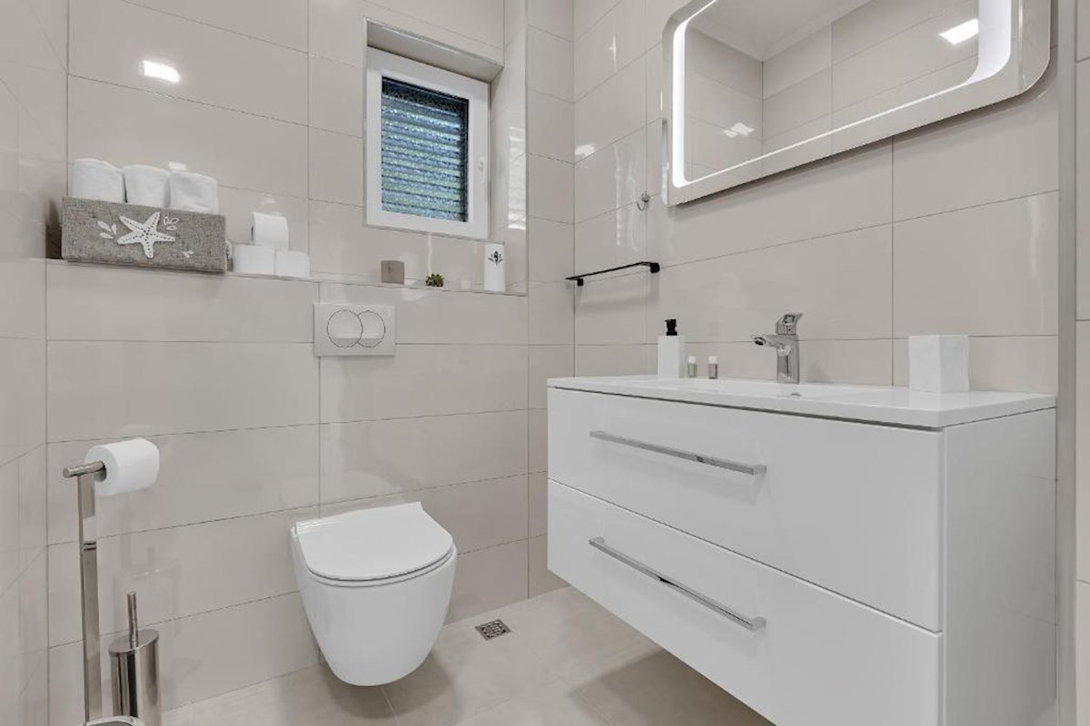 House For sale - SPLITSKO-DALMATINSKA BAŠKA VODA