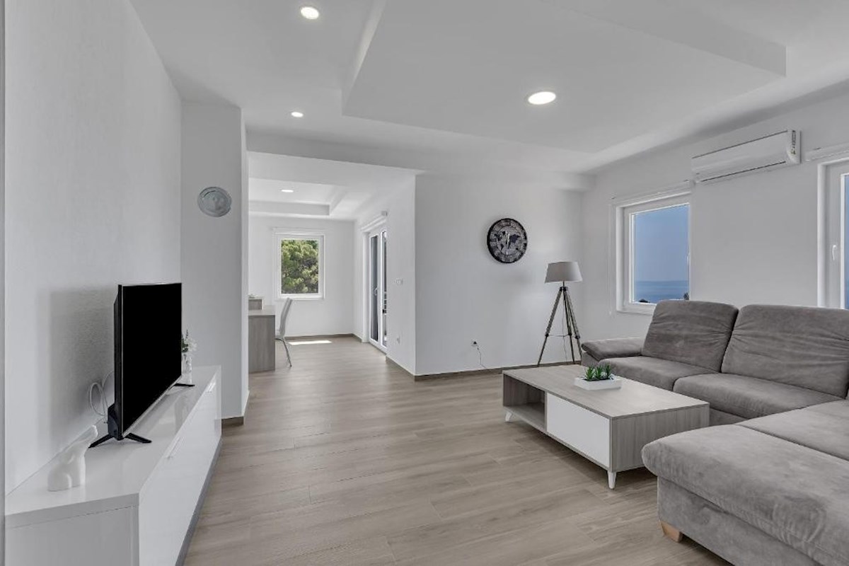 House For sale - SPLITSKO-DALMATINSKA BAŠKA VODA