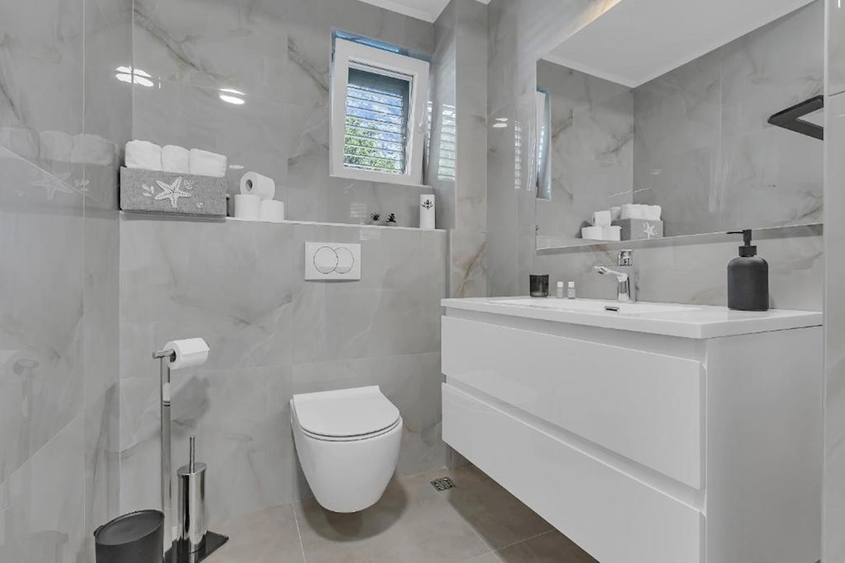 House For sale - SPLITSKO-DALMATINSKA BAŠKA VODA